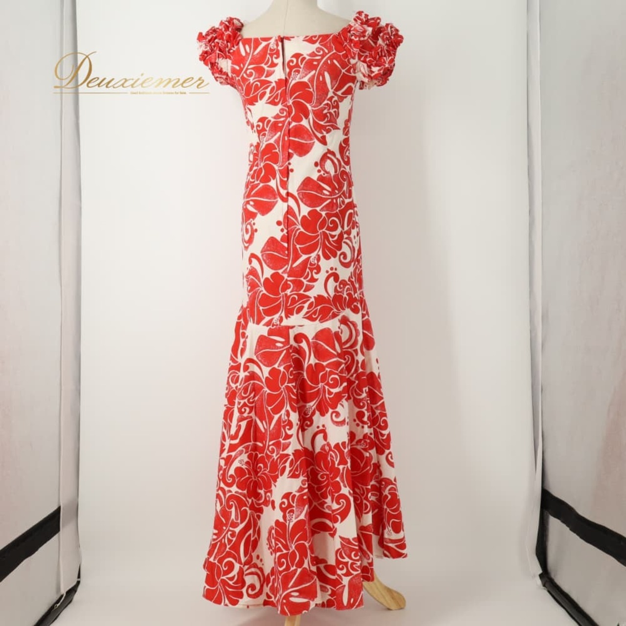フラダンス 衣装 T&L MUUMUU FACTORY ムームーファクトリー ワンピース ドレス レッド系 ハイビスカス柄 花柄 植物柄 ハワイアンプリント ハワイアン アロハ フラ ダンス レッスン 練習 ハワイアンダンス ホワイト系 赤 白 フリル フレアスカート 練習着 レッスンウェア 華やか 鮮やか