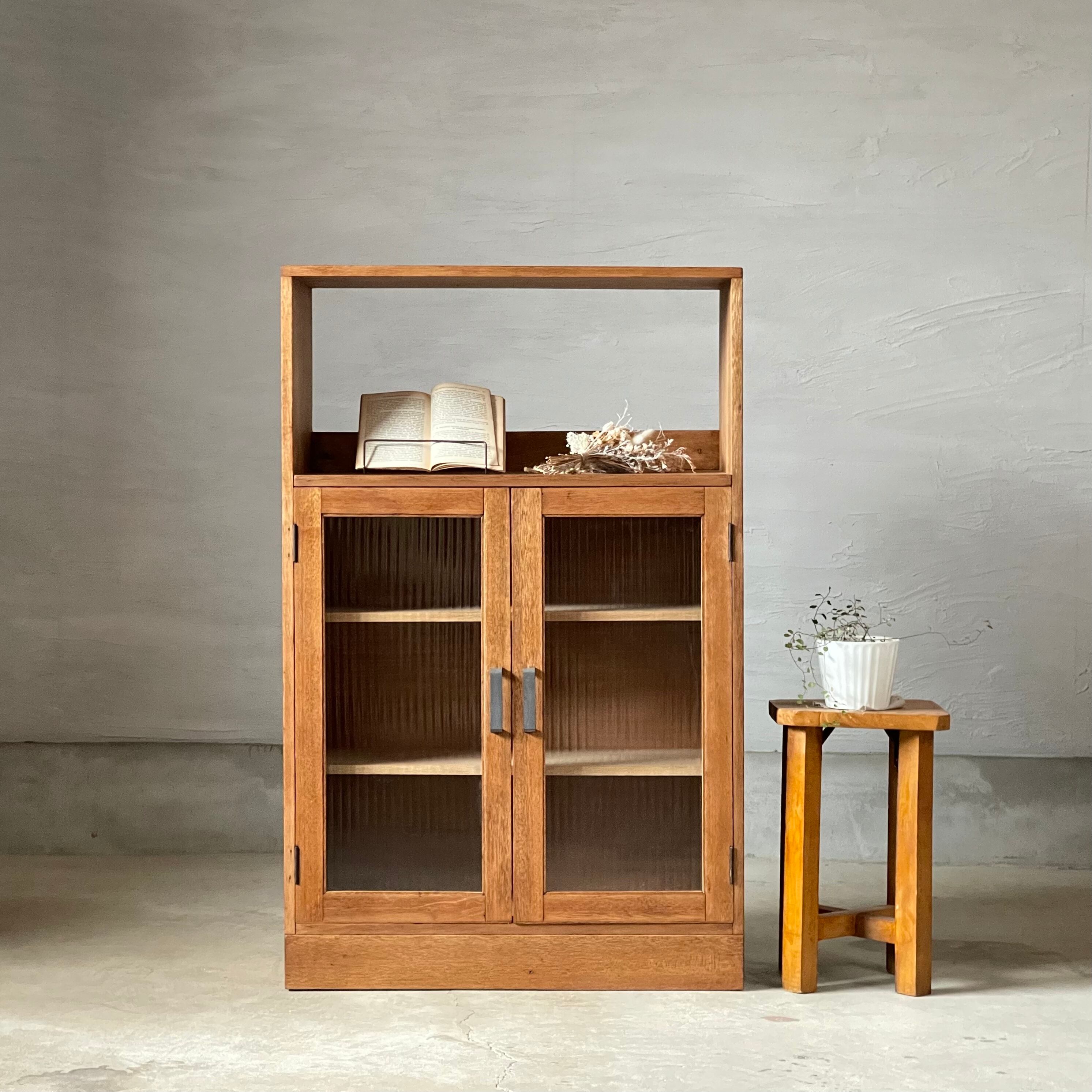 モールガラスのキャビネット