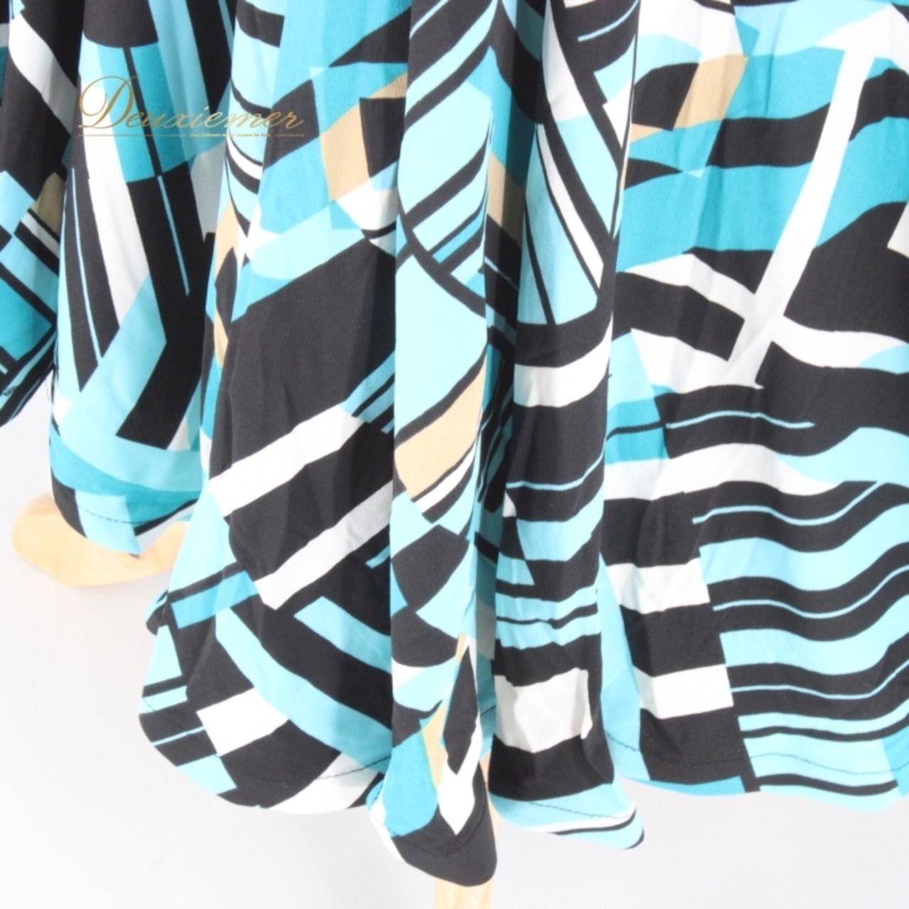 社交ダンス 衣装 スタンダード スカート レッスンウェア レディース 水色 ライトブルー系 ホワイト系 ブラック系 黒 白 練習着 ベージュ系 軽量 伸縮素材 ダンス用 スカート 練習用 おしゃれ フレアスカート パーティー カジュアル アウトドア モダン スタイリッシュ デザイン 体型カバー 動きやすい 広がる おしゃれ ダンス衣装 お買い得