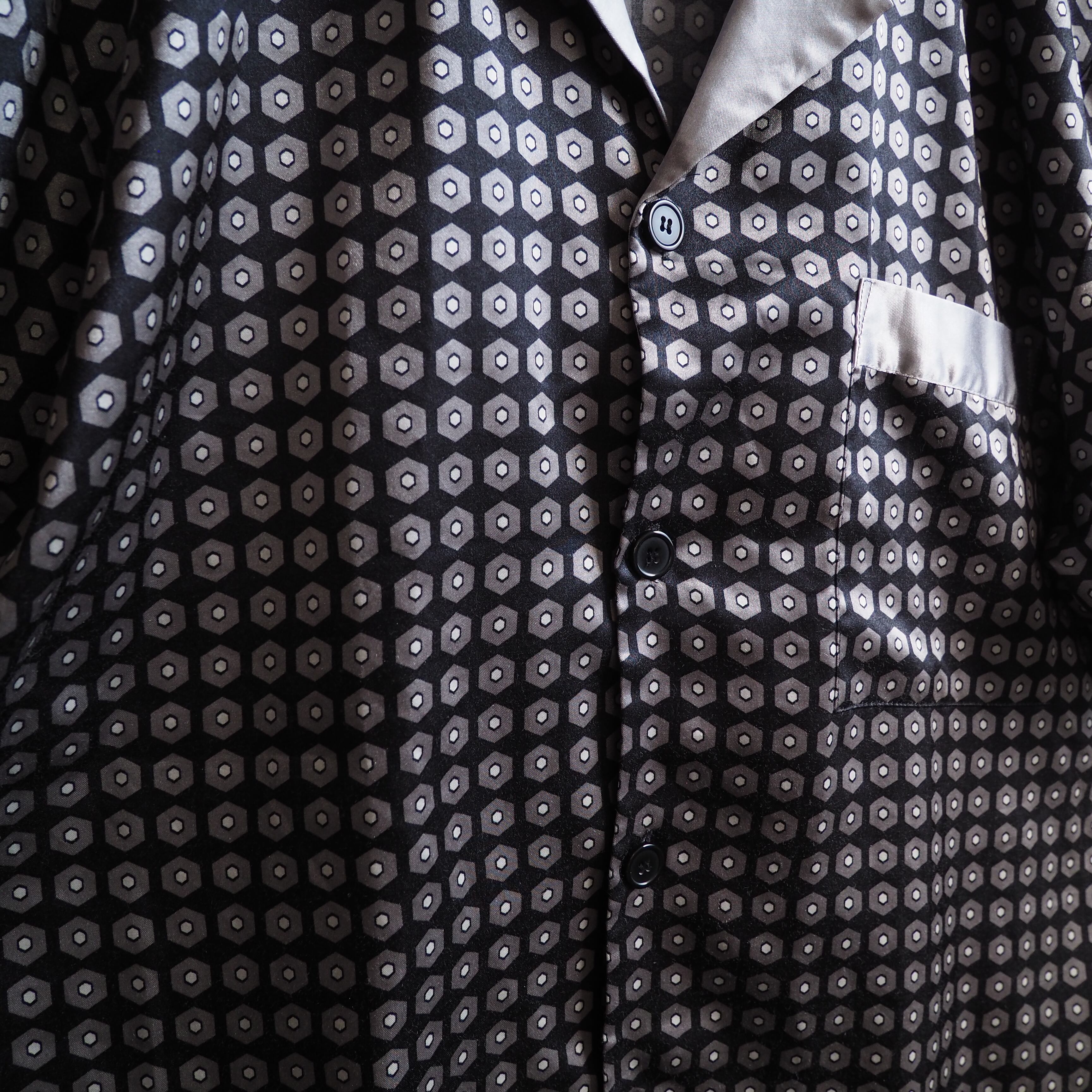 ” 超光沢 ” Geometric Dot pattern Design Drape loose Box silhouette shirt