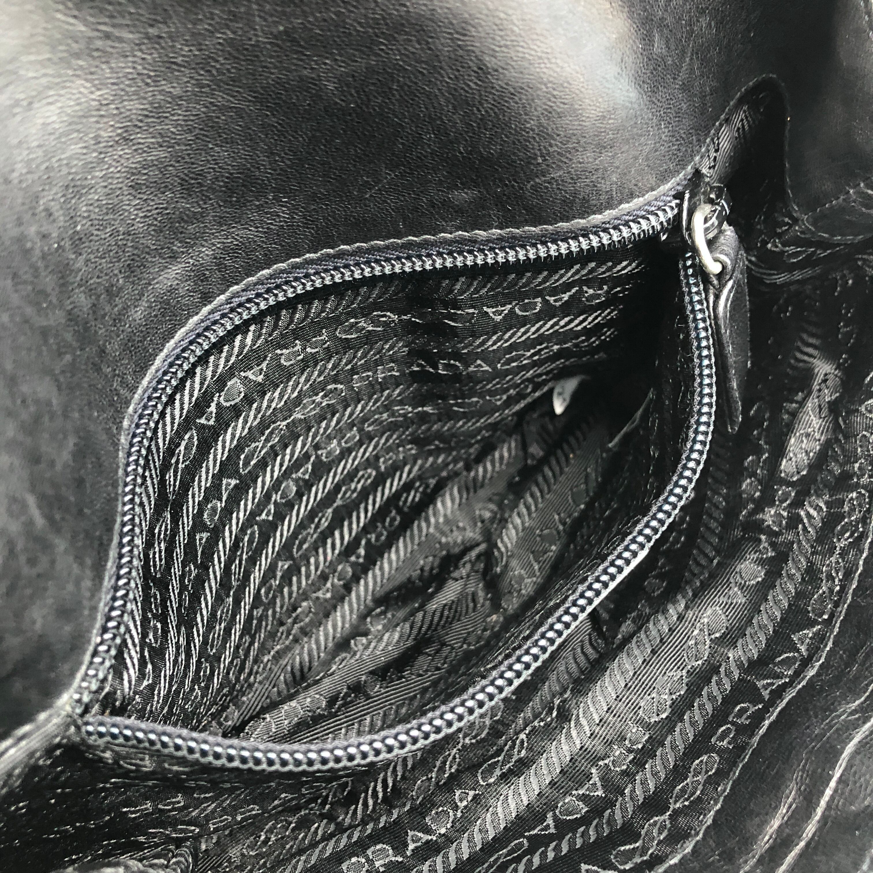 PRADA ヴィンテージ ブラックレザー ハンドバッグ ロゴ 型押し PRADA プラダ ハンドバッグ ブラック ロゴ型押し レザー vintage