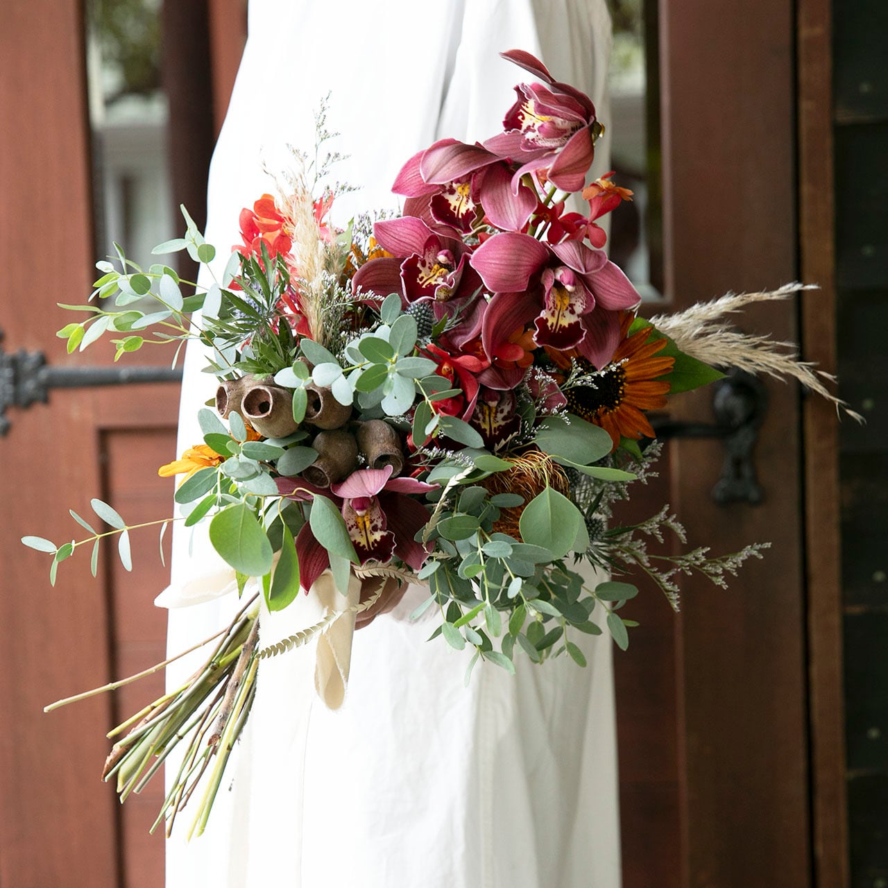 シンビジュームがメインのクラッチブーケ | 花の宅配便
