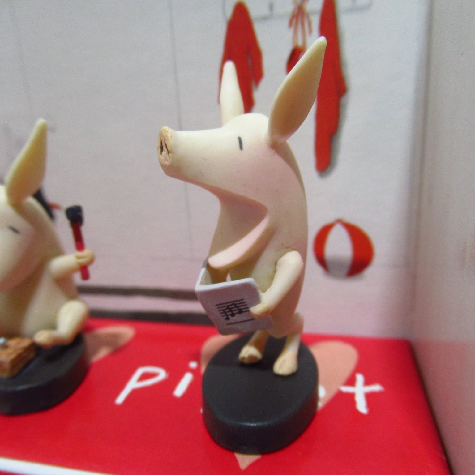 OLIVIA THE PIGLET オリビアフィギュアコレクション 1 [#8] | ハチクマ商店