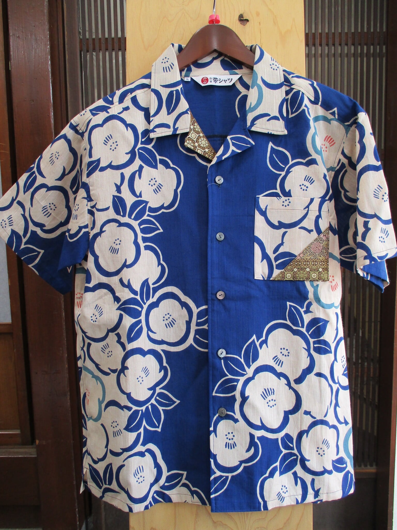 帯シャツ【Lサイズ】青地綿麻スラブ山椿柄