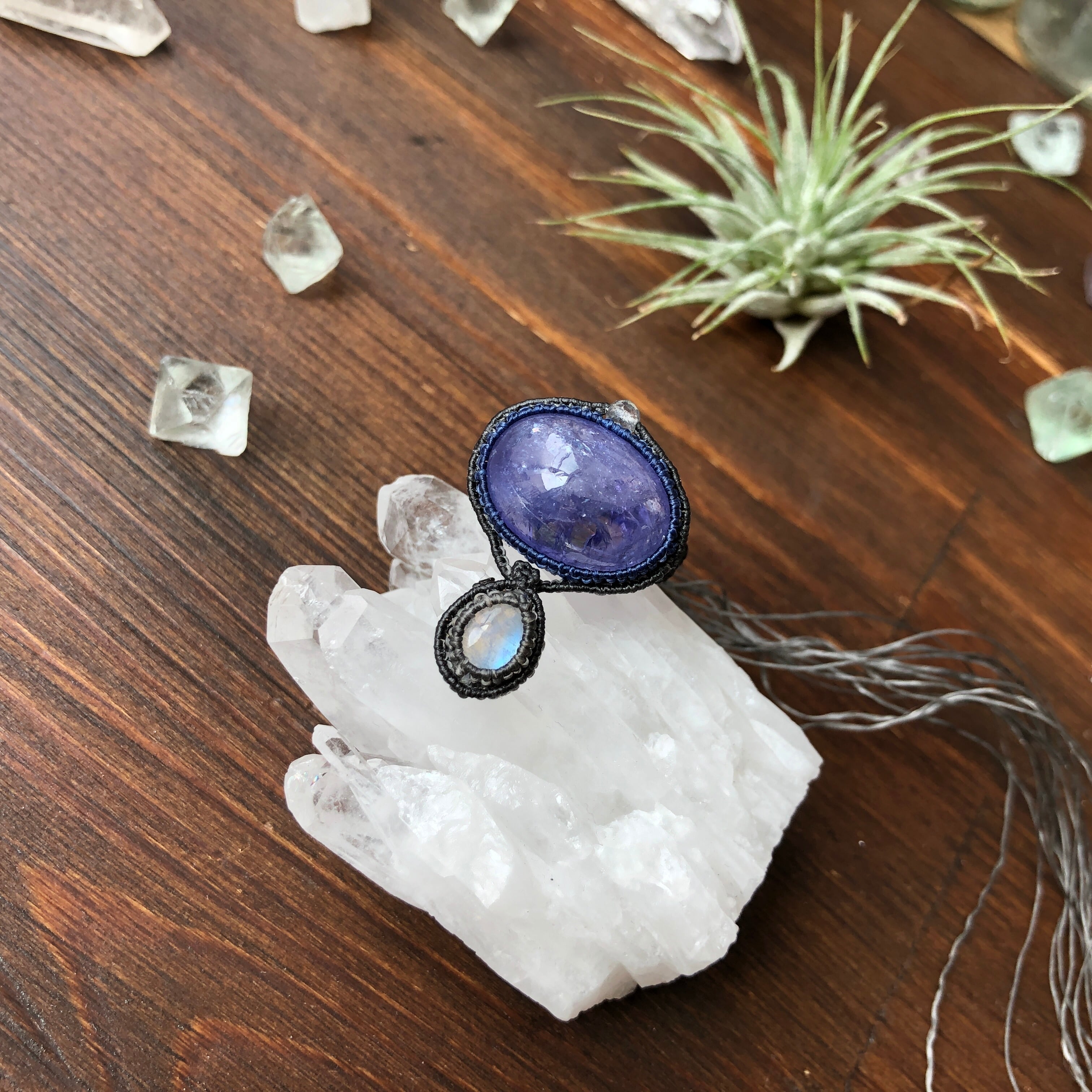 タンザナイト×レインボームーンストーン＊マクラメリング | yvous