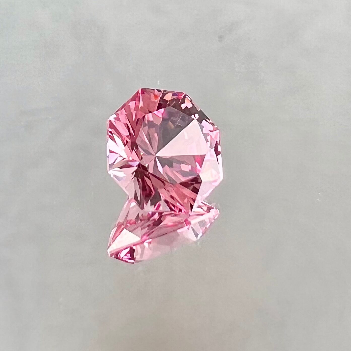 再結晶ピンクサファイア ほんのりパパラチア 特殊オクタゴンカット ルース 春色