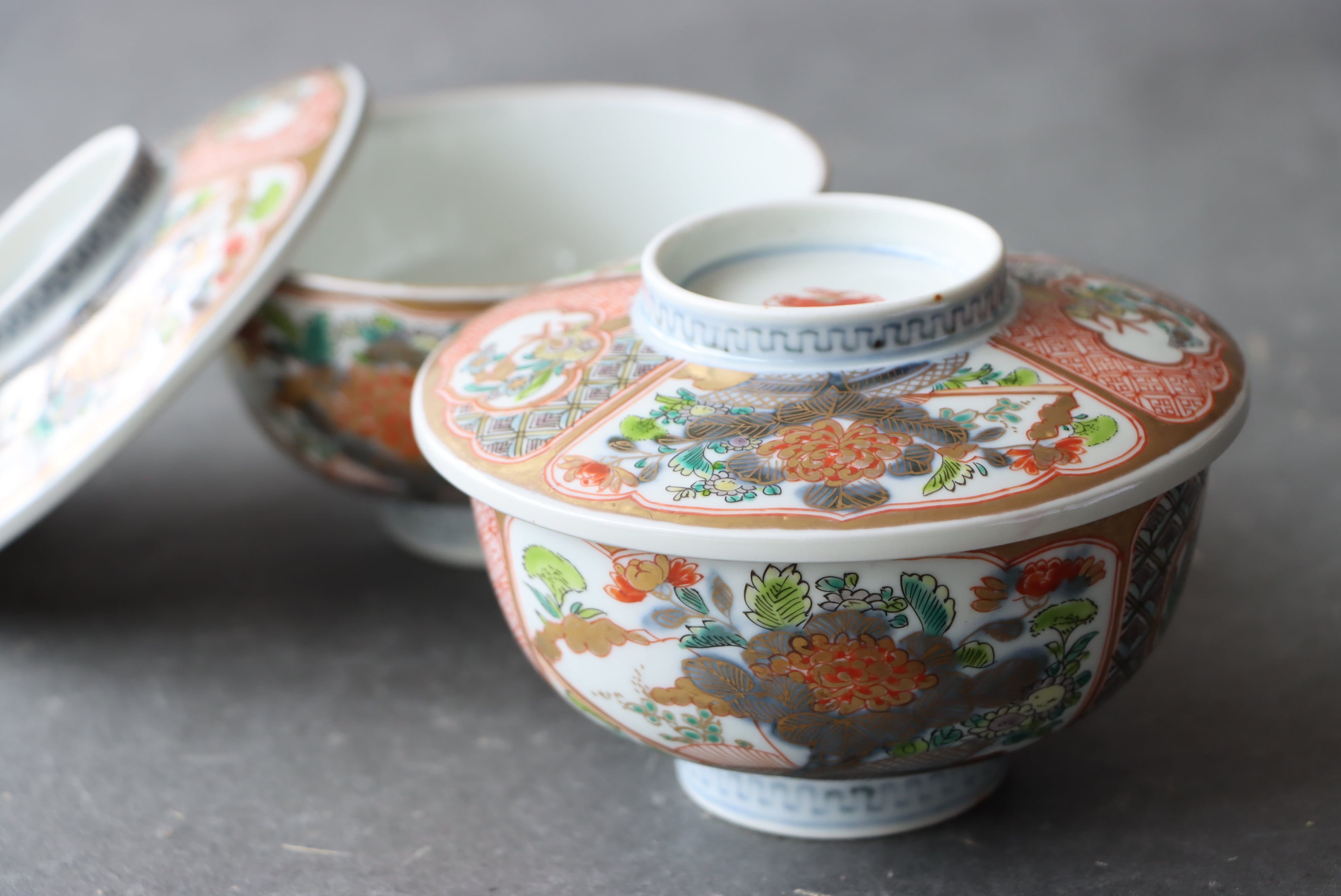 蓋付き茶碗　飯椀　古伊万里　時代物　4客 古伊万里 染付 微塵唐草 蓋付茶碗 - 生活骨董と古布のアンティーク