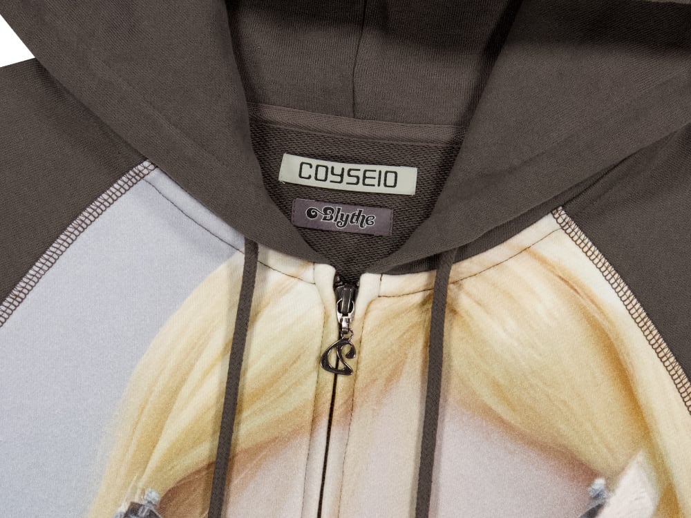 ☆[RESELL][COYSEIO] COYSEIO X BLYTHE GRAPHIC ZIP-UP HOODIE BROWN