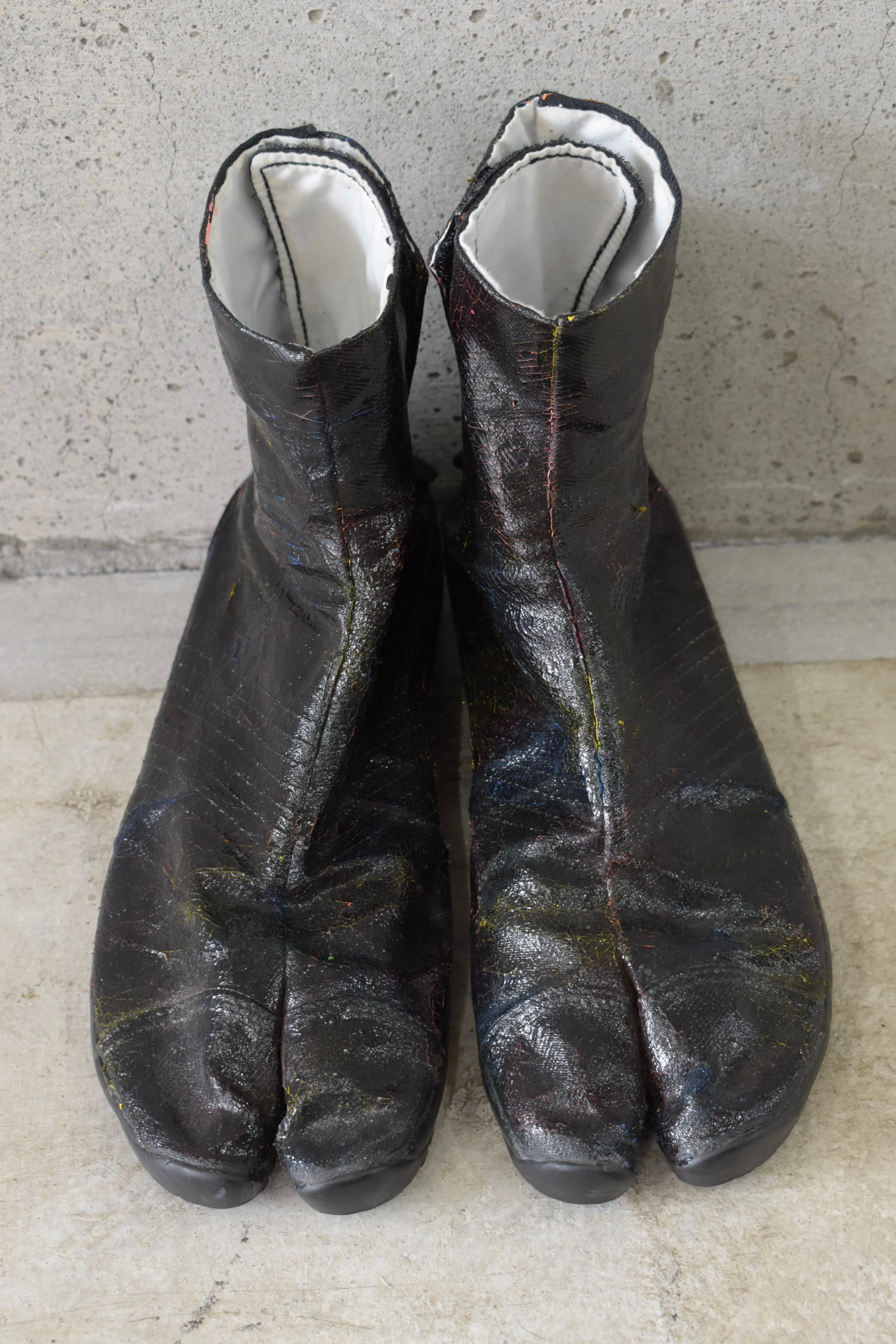 Glossy black tabi sneakers