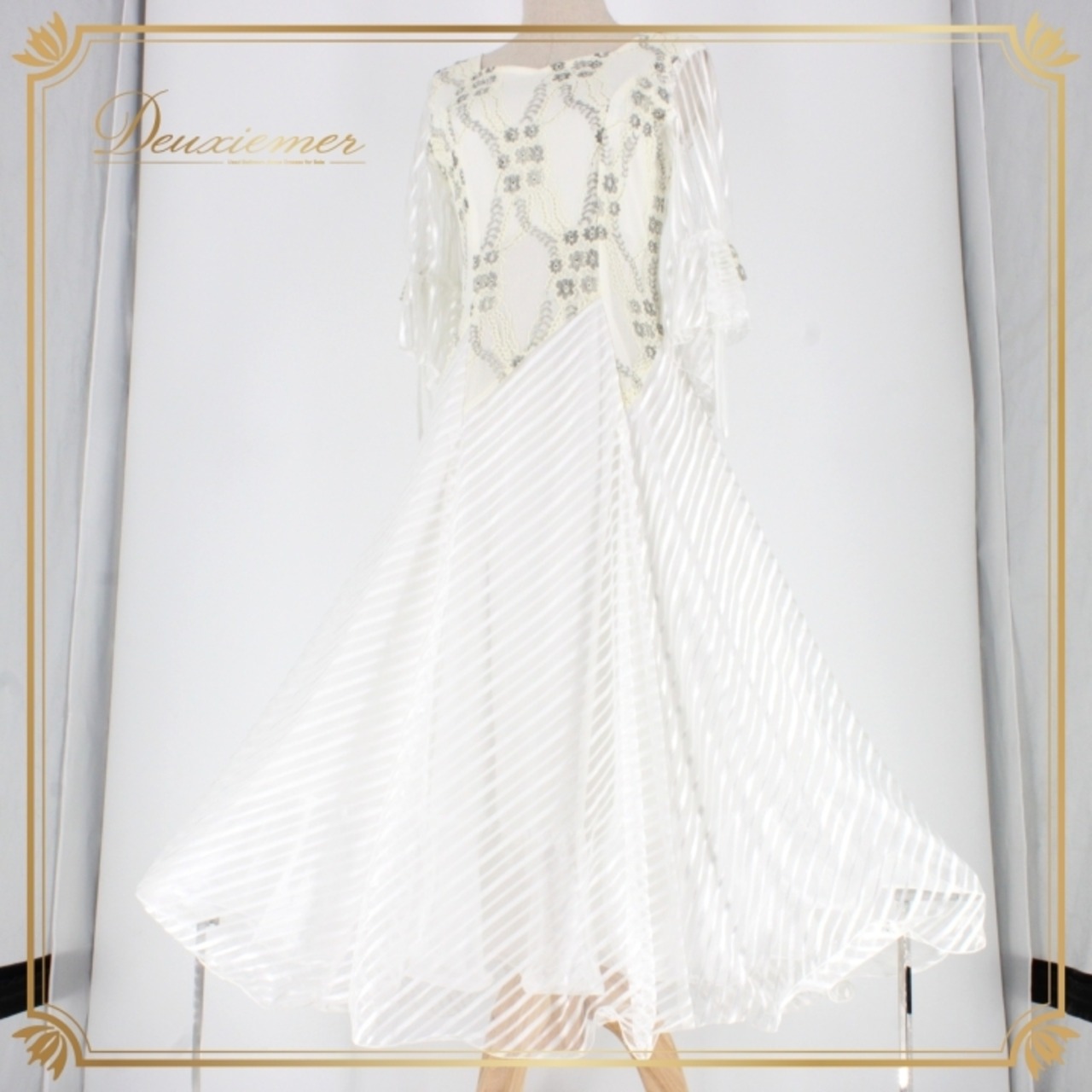 社交ダンス 衣装 スタンダード ドレス ワンピース パーティドレス Leirena レイリーナ シルバー系 ホワイト系 銀 花柄 レース リボン 美しい カジュアル 結婚式 おしゃれ シンプル 現代的 セレモニー フェミニン パーティー用 ドレススタイル 女性用 流行 デザイン 着やすい ダンス用 おすすめ ふわっと フルフレア 上品 華やか 柔らかい 洗練された