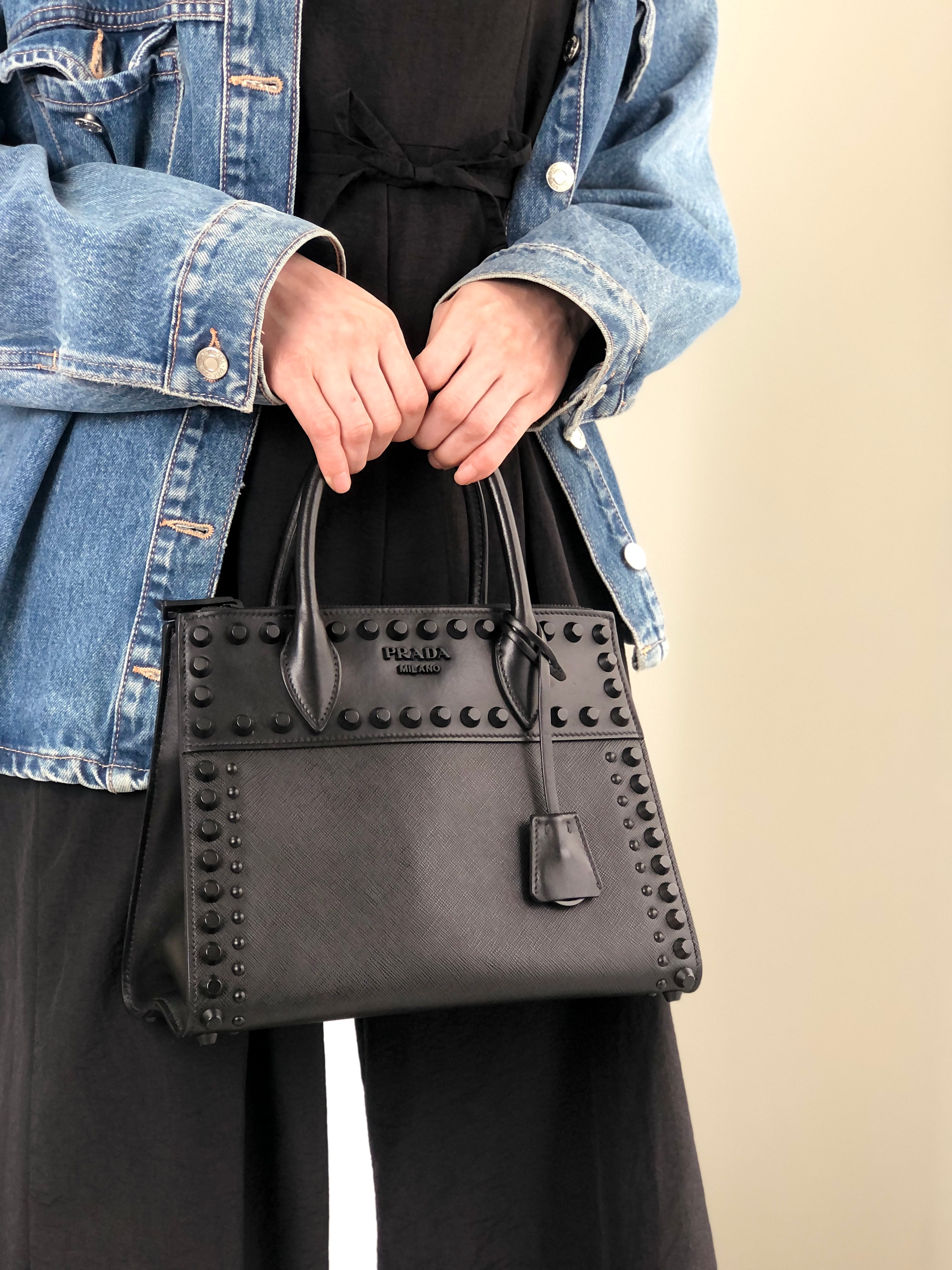 スタッズ ブラック パーティーバッグ PRADA プラダ ハンドバッグ ブラック ロゴ レザー サフィアーノ