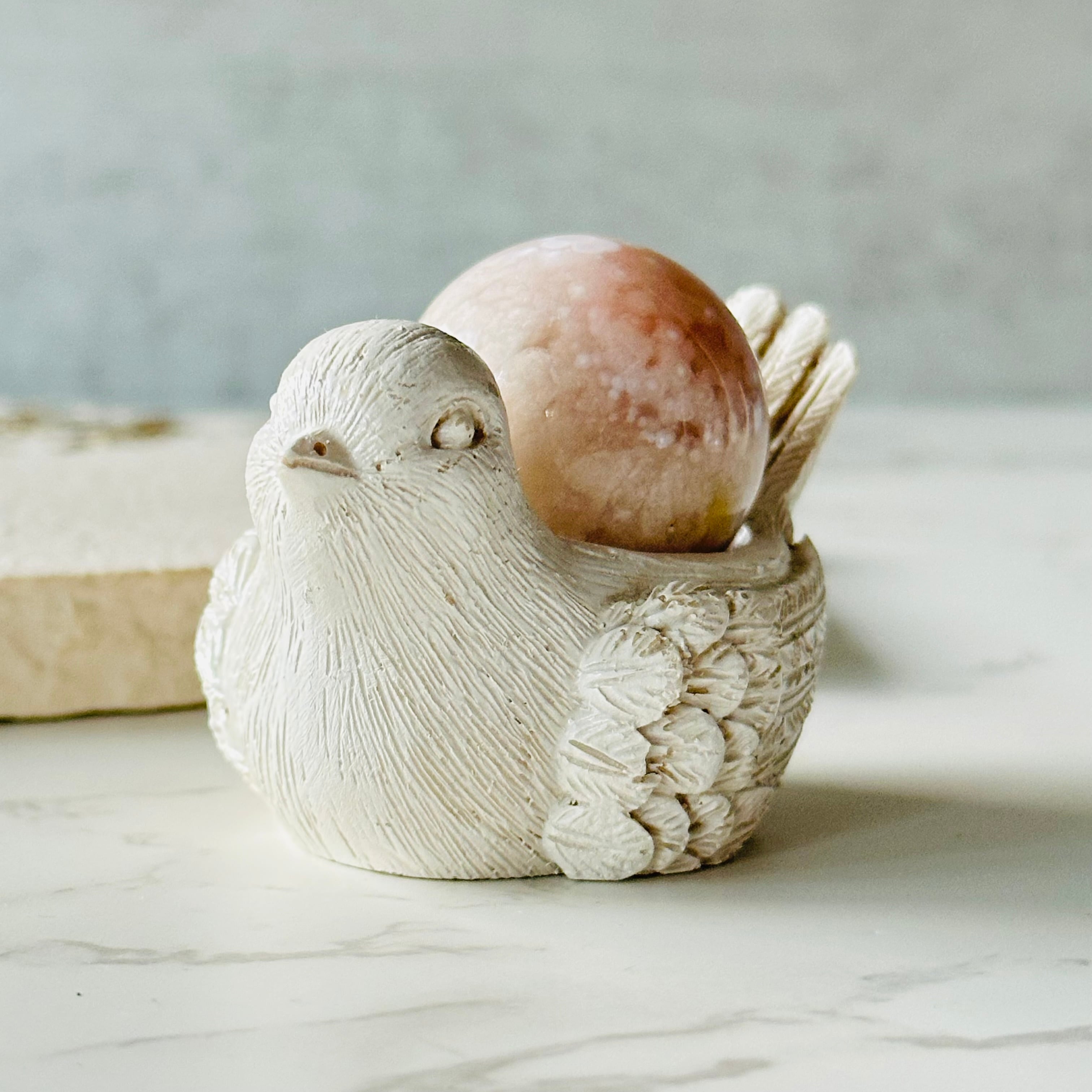 天然石スフィア台｜可愛い鳥モチーフインテリア台座（ホワイト