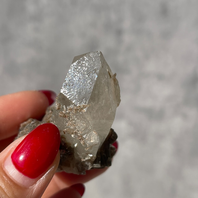 マダガスカル産 クォーツ & マイカ 共生 三角形状成長構造が現れたクォーツ原石｜一点物