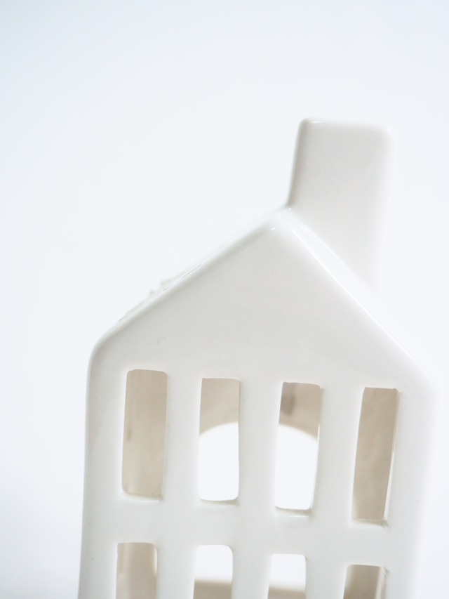 (21)A ceramic house object