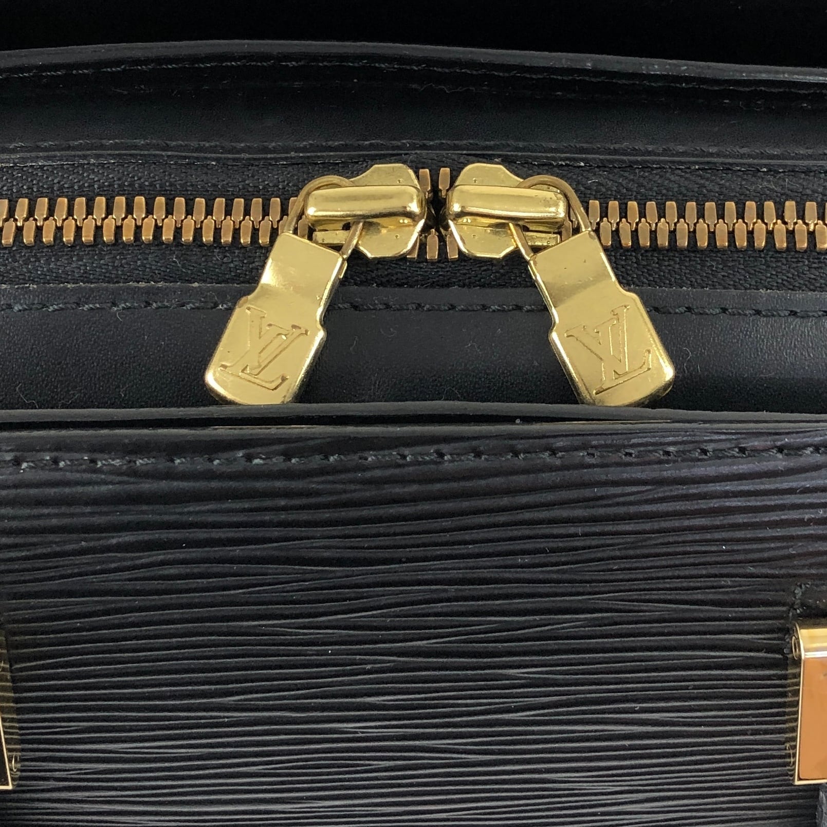 LOUIS VUITTON ルイヴィトン エピ ハンドバッグ ブラック レザー