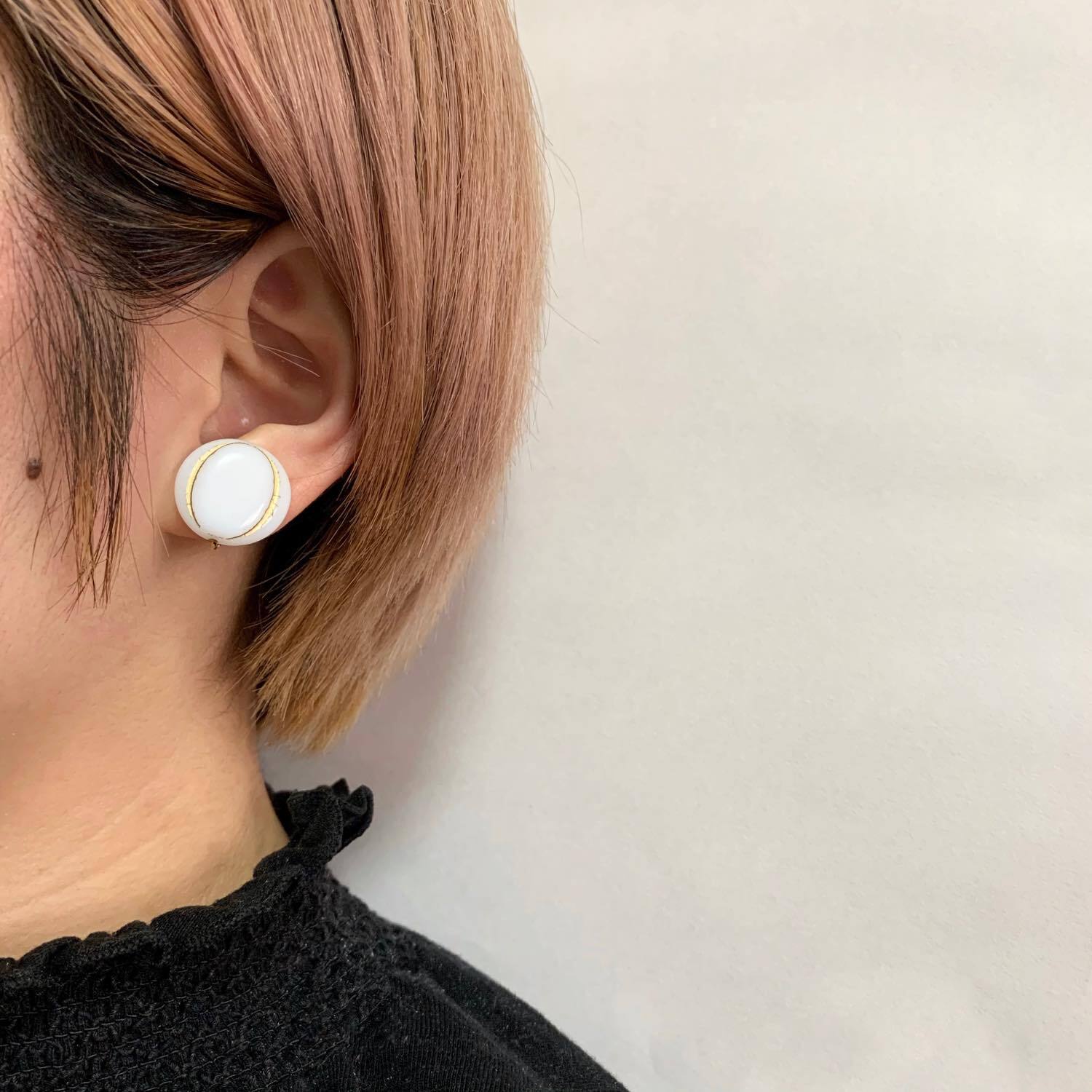 チェコフラットオーバルビーズの〈ピアス/イヤリング〉（白） | Dua