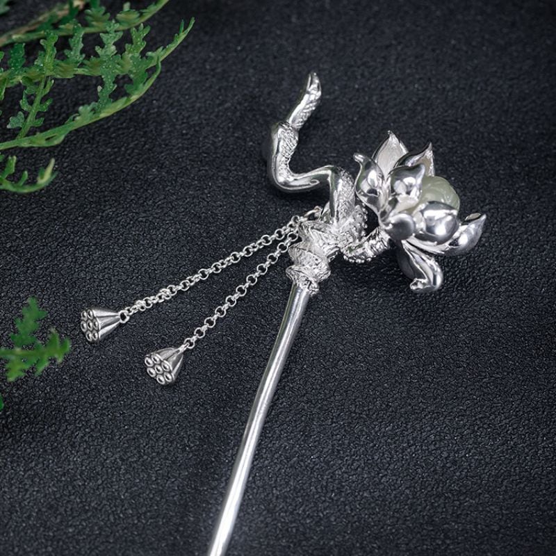 蓮と蛇のかんざし - ネフライトの清涼感と銀の輝きが調和した逸品K123