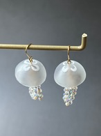 レジンで作ったクラゲのピアス イヤリング　ミズクラゲ　くらげ　ミニチュア