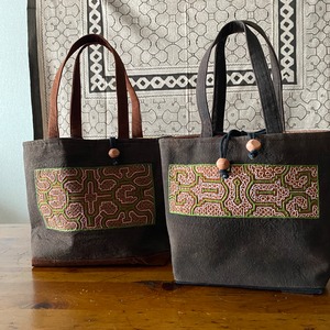 シピボバッグ　巾着蓋付き口幅33cm　緑刺繍茶持ち手裏ポケット　南米アマゾンシピボ族の泥染め刺繍
