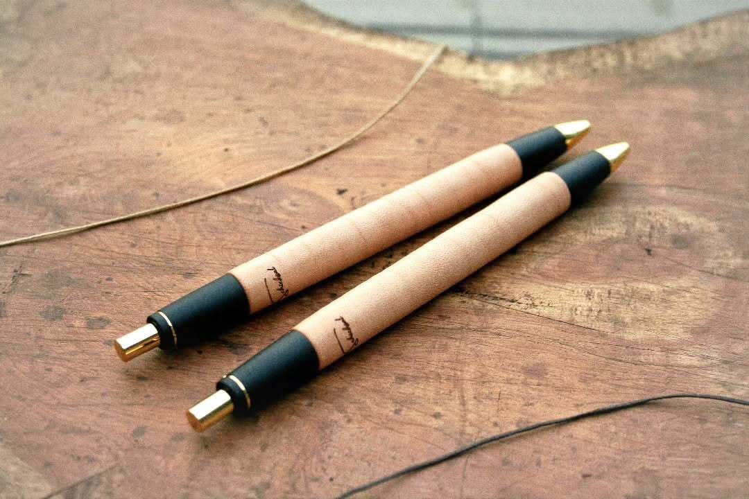 ☆不定期販売☆ 革軸ペン 【特上ヌメ革節目模様 ナチュラル】 | Schicksal