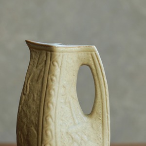 プリミティブな模様が素敵な、陶器のフラワーベース