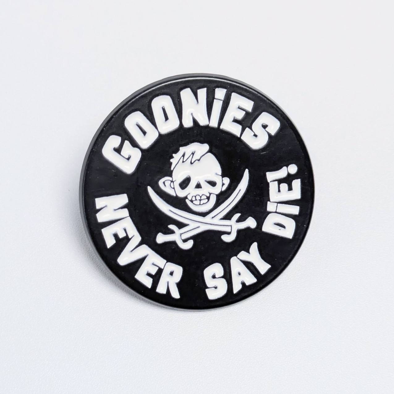 ♧送料無料！ ★ピンズ PINS★ピンバッジ 【 The Goonies ( グーニーズ )  】 “ NEVER  SAY DIE ”〚アメリカン雑貨 アメトイ〛