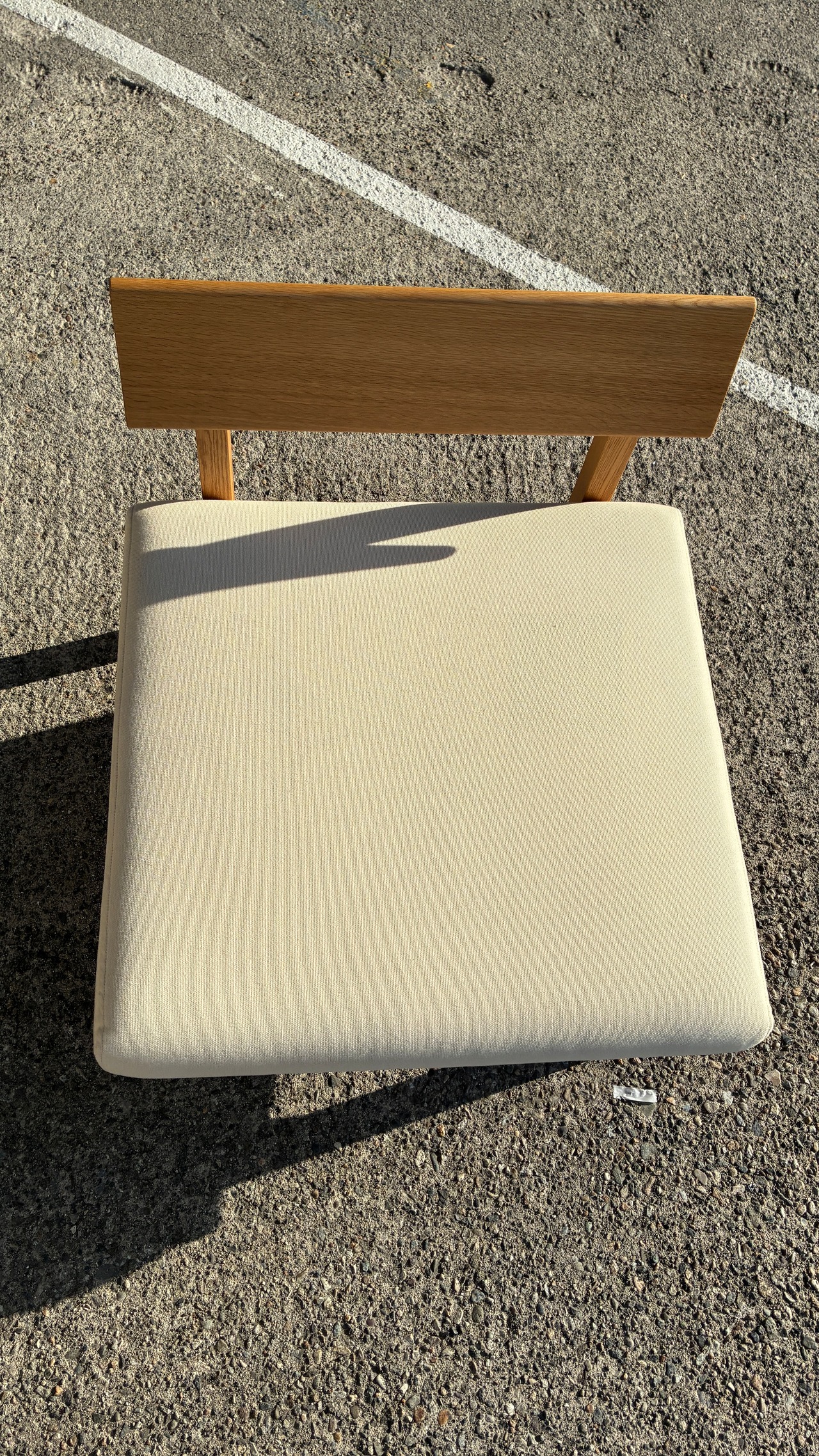 ベージュのアームレス一人掛けソファ①