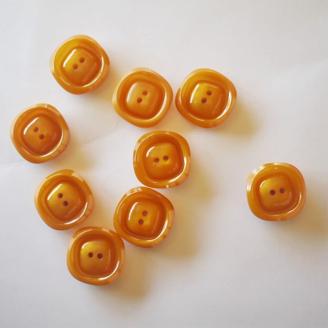 オレンジマーブルプラスチックボタン9P ドイツ Φ2.1