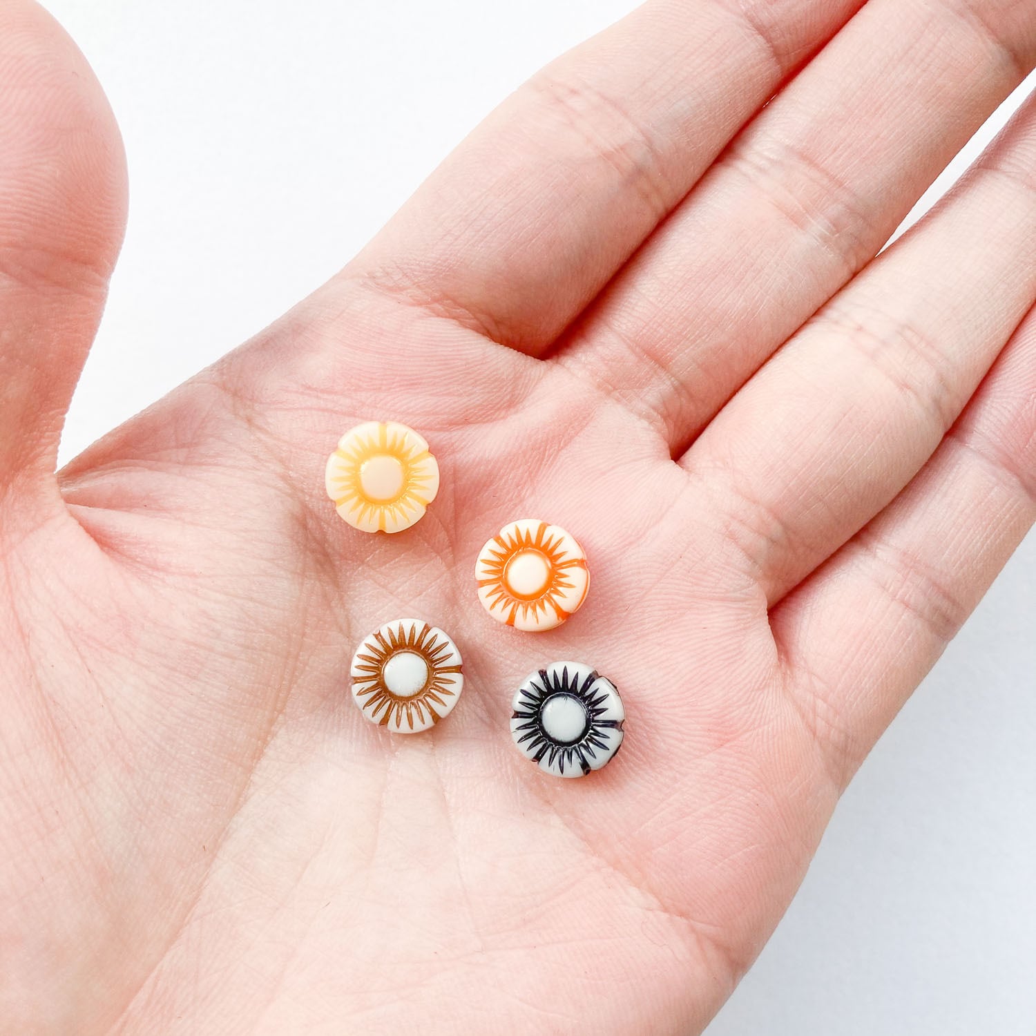 再入荷〉イラスト風お花ビーズパック（16p） | Dua-アクセサリーパーツ