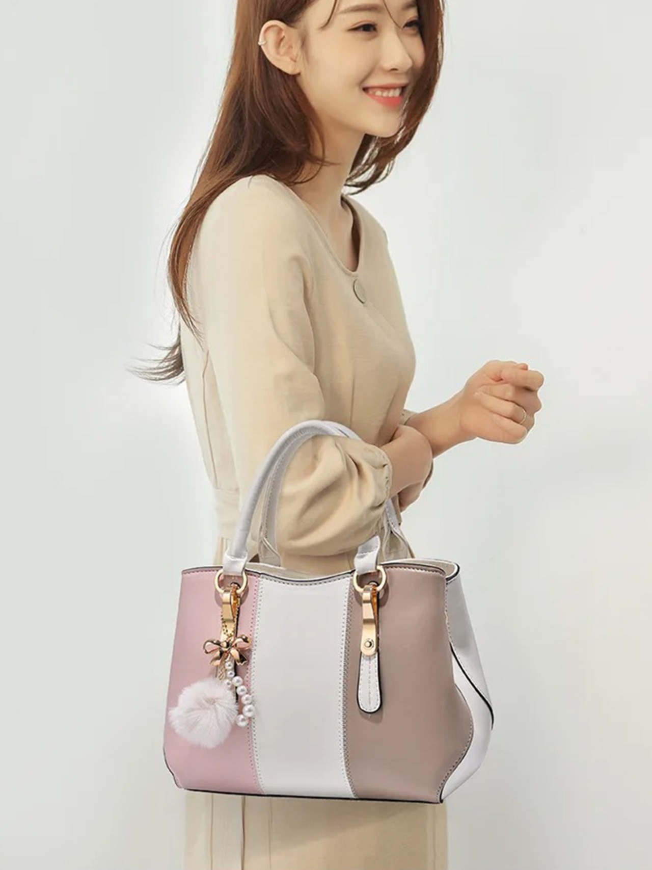 【0285】Ribbon Fur Charm 2way Hand Bag