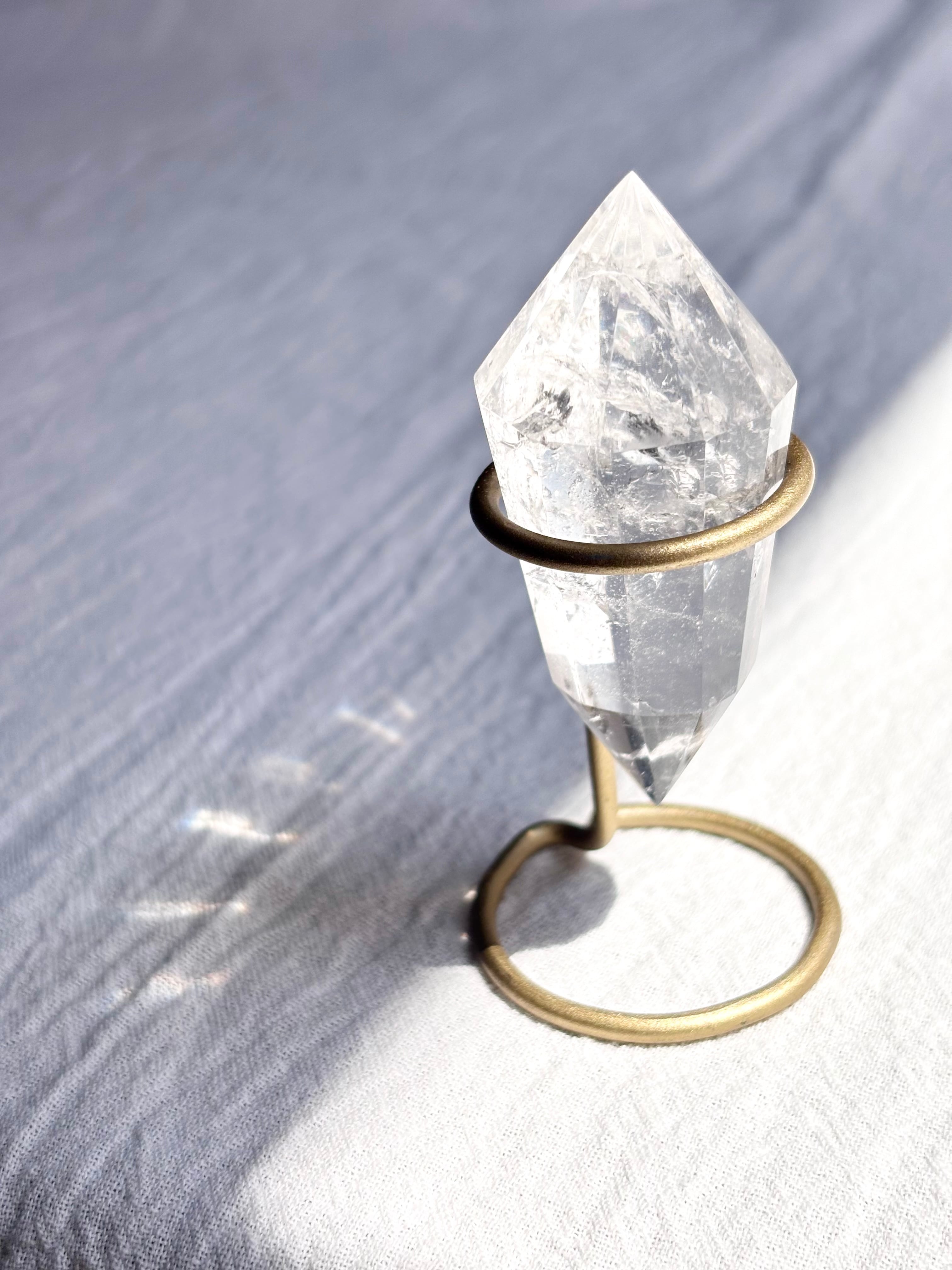 調律の光】 虹入りクリアクオーツ ヴォーゲルワンド12面カット