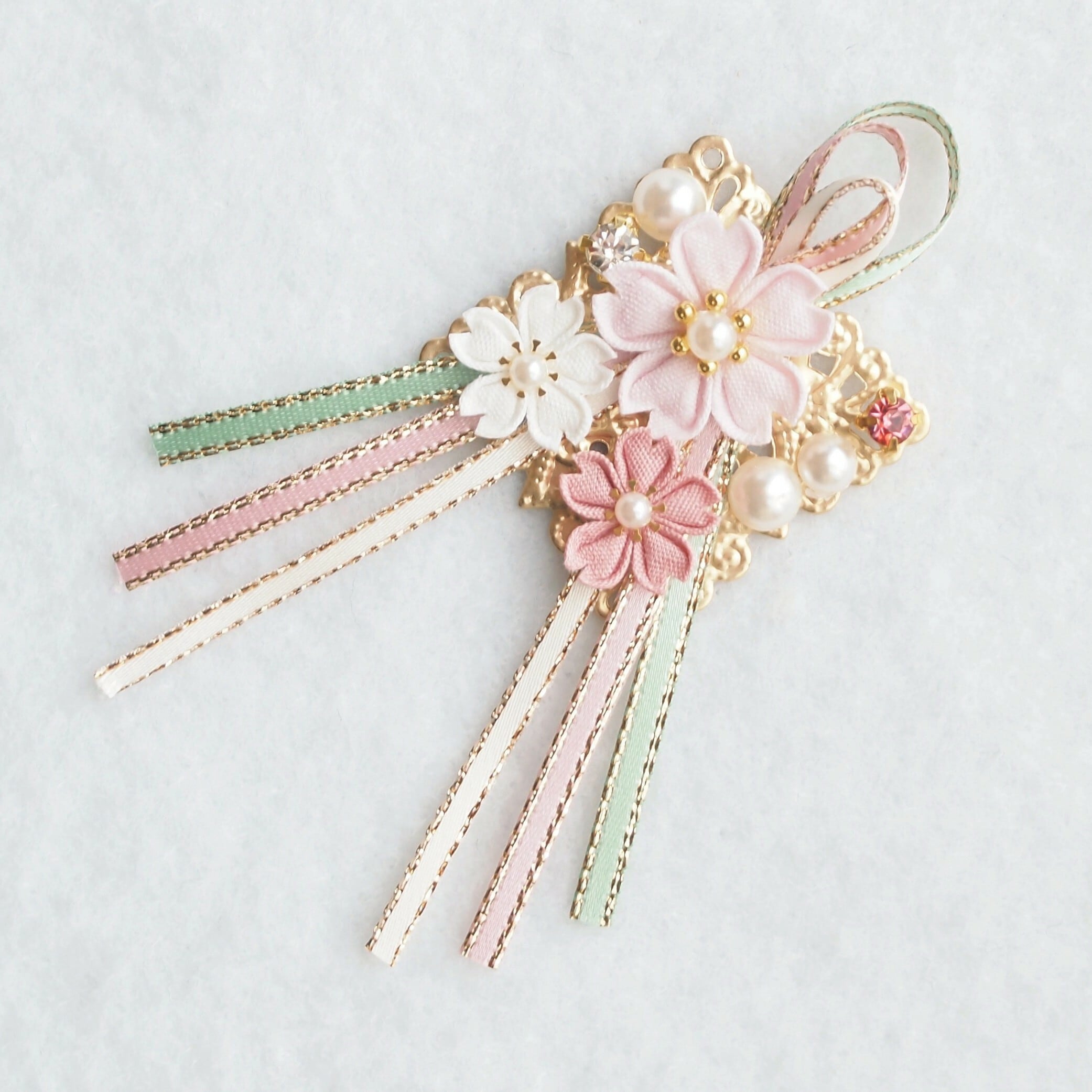 つまみ細工 桜のブローチ 】---- フラワー/誕生日/記念日/プレゼント