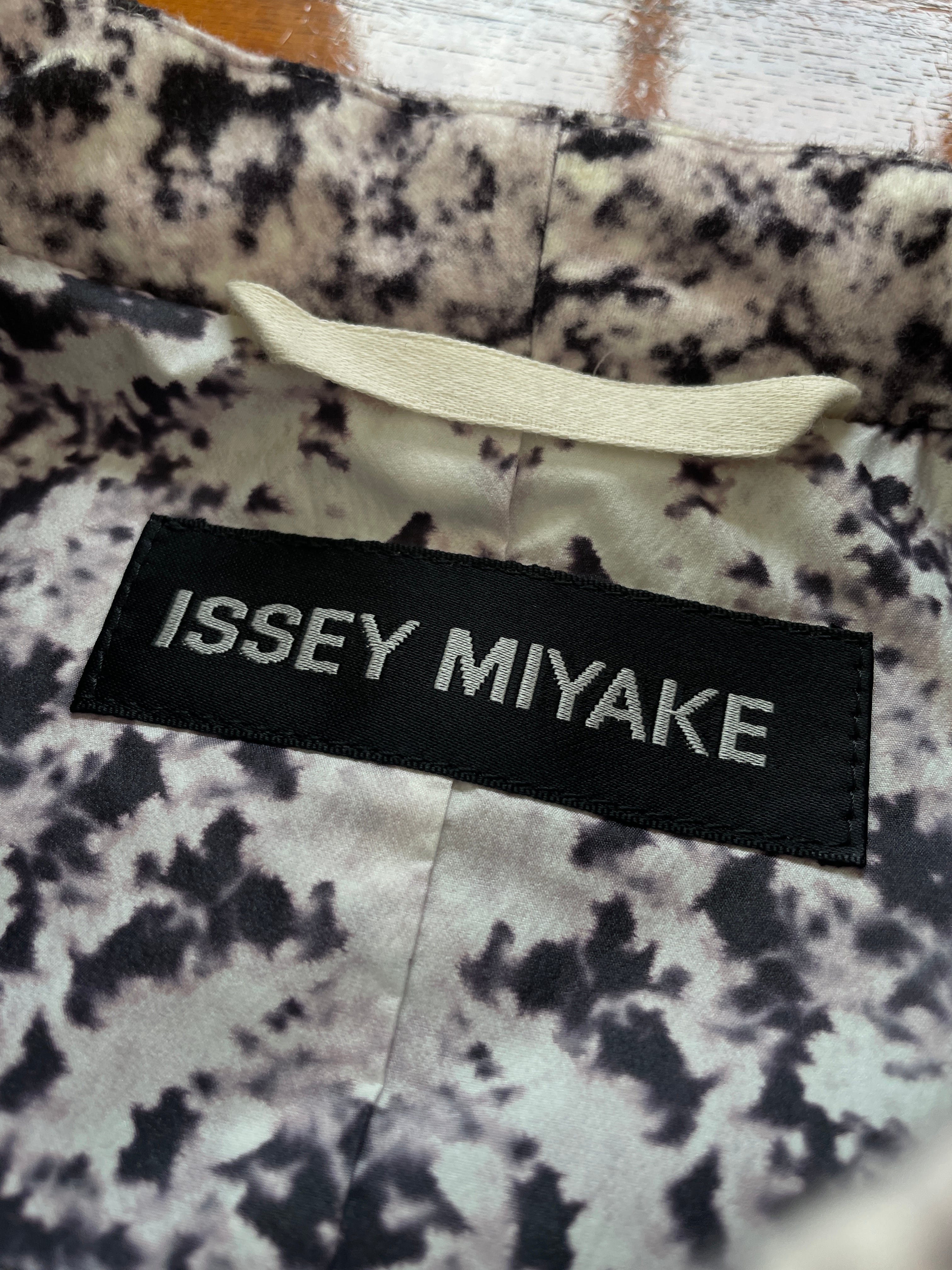 ISSEY MIYAKE - AW2001 Abstract Textured Jacket | Atelier Accord
