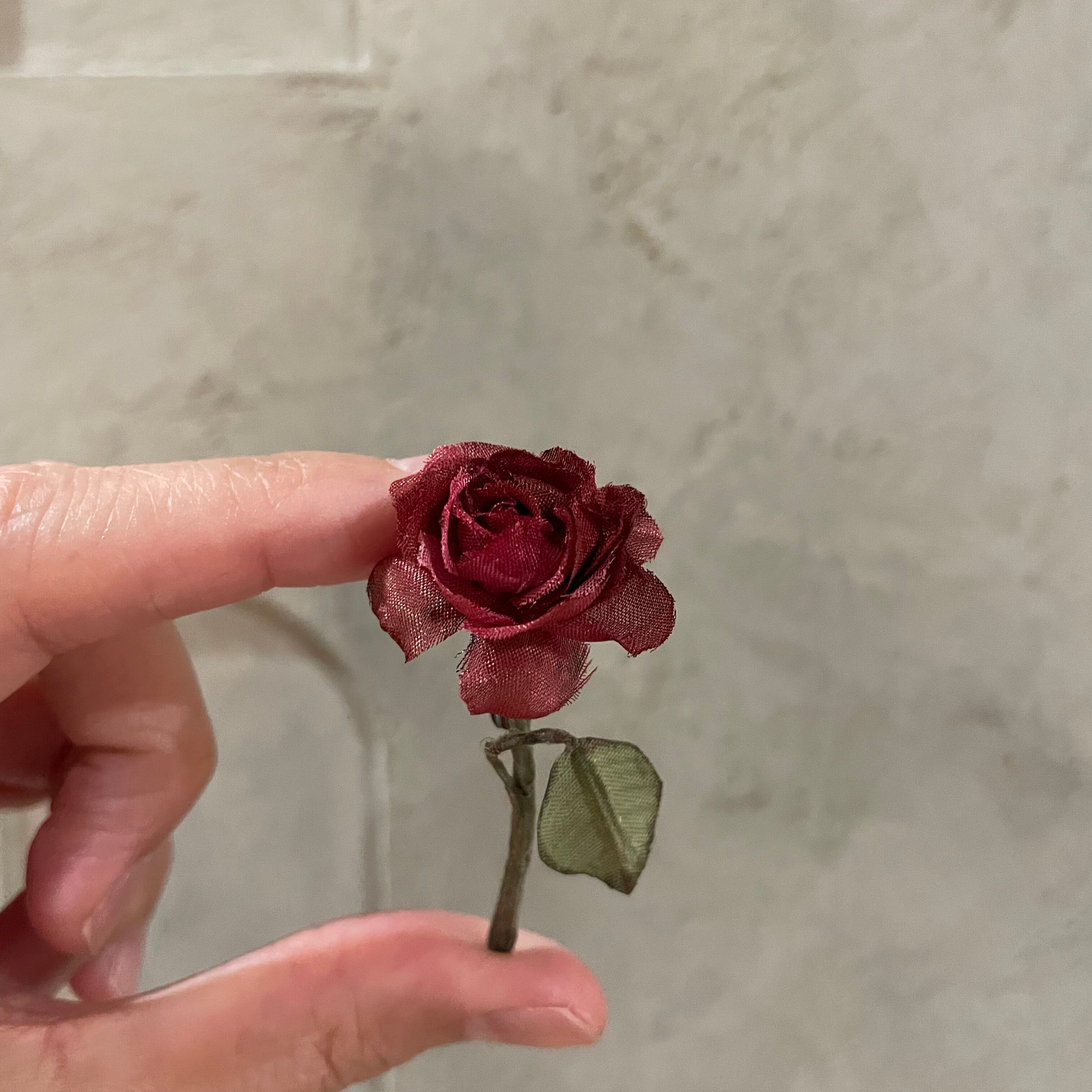 miniシリーズ 『赤い巻薔薇』 | suMire-bouquet 手染め 布花 コサージュ