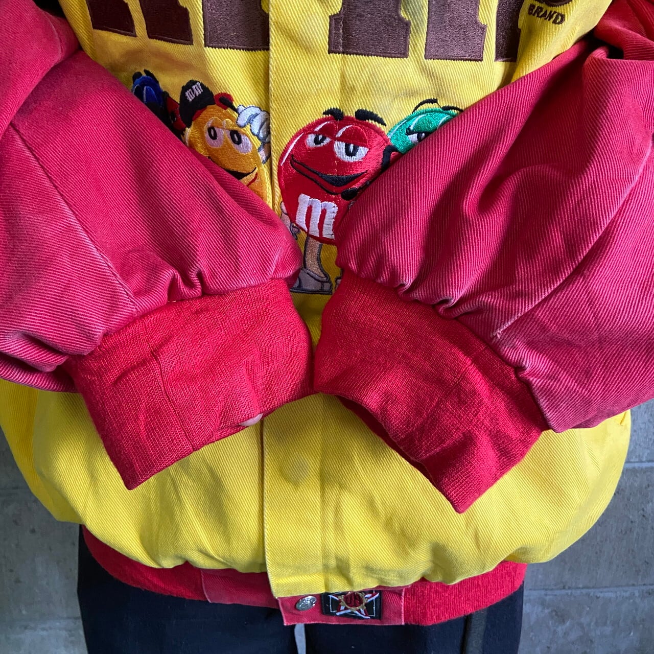 スーパービッグサイズ 90年代 USA製 JH DESIGN ジェフハミルトン m&m's キャラクター 刺繍 レーシングジャケット 古着 90s ビンテージ ヴィンテージ 企業ロゴ イエロー 黄色 レッド 赤色 大きいサイズ【レーシングジャケット】 | cave 古着屋【公式】古着通販サイト