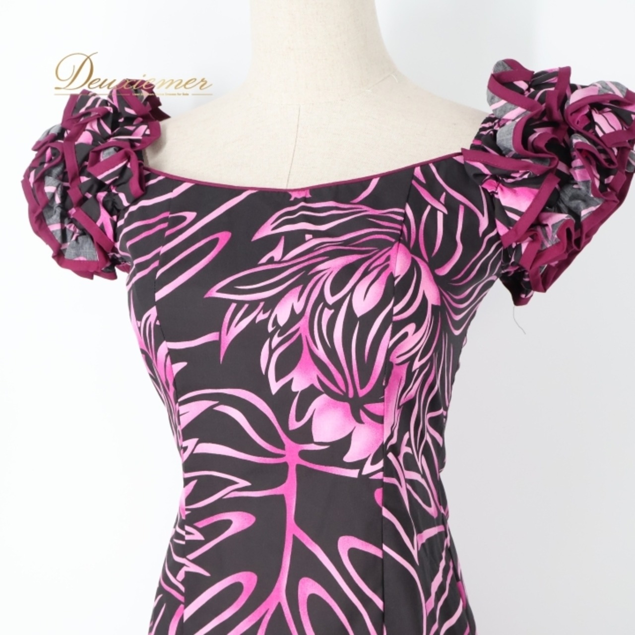 フラダンス 衣装 ワンピース ドレス ブラック系 CC Fashions ハワイ製 モンステラ柄 ハワイアンプリント アロハ フラ ダンス レッスン 練習 花柄 植物柄 フラワープリント フリル グラデーション 華やか 鮮やか かわいい おしゃれ 上品 大人っぽい ピンク系 パープル系 黒 ピンク 紫 フラダンス衣装 モンステラ レディース リゾート かわいいデザイン