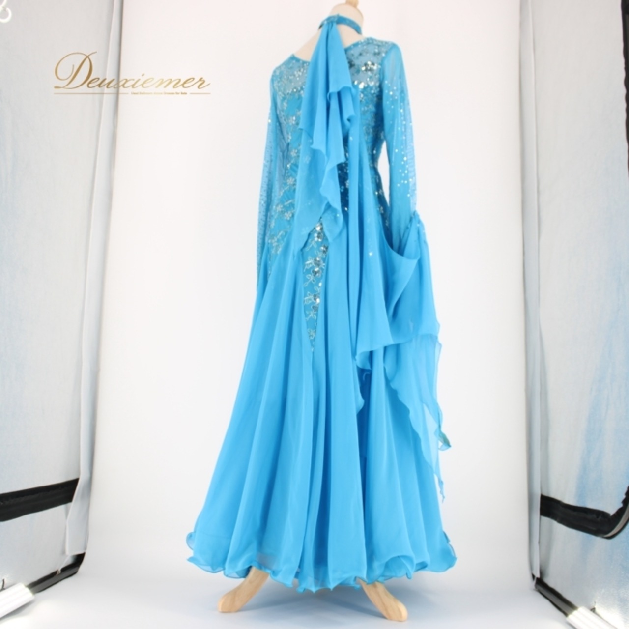 社交ダンス 衣装 スタンダード ドレス ワンピース パーティドレス ブルー系 水色 レース 長袖 チョーカー 派手 ラインストーン スパンコール 涼しげ フロート 二重スカート 花模様 光る スパンコール セクシー エレガント 輝く 上品 ふんわり 体型カバー 舞台衣装 ダンスパフォーマンス 発表会 ゆったり 目を引く