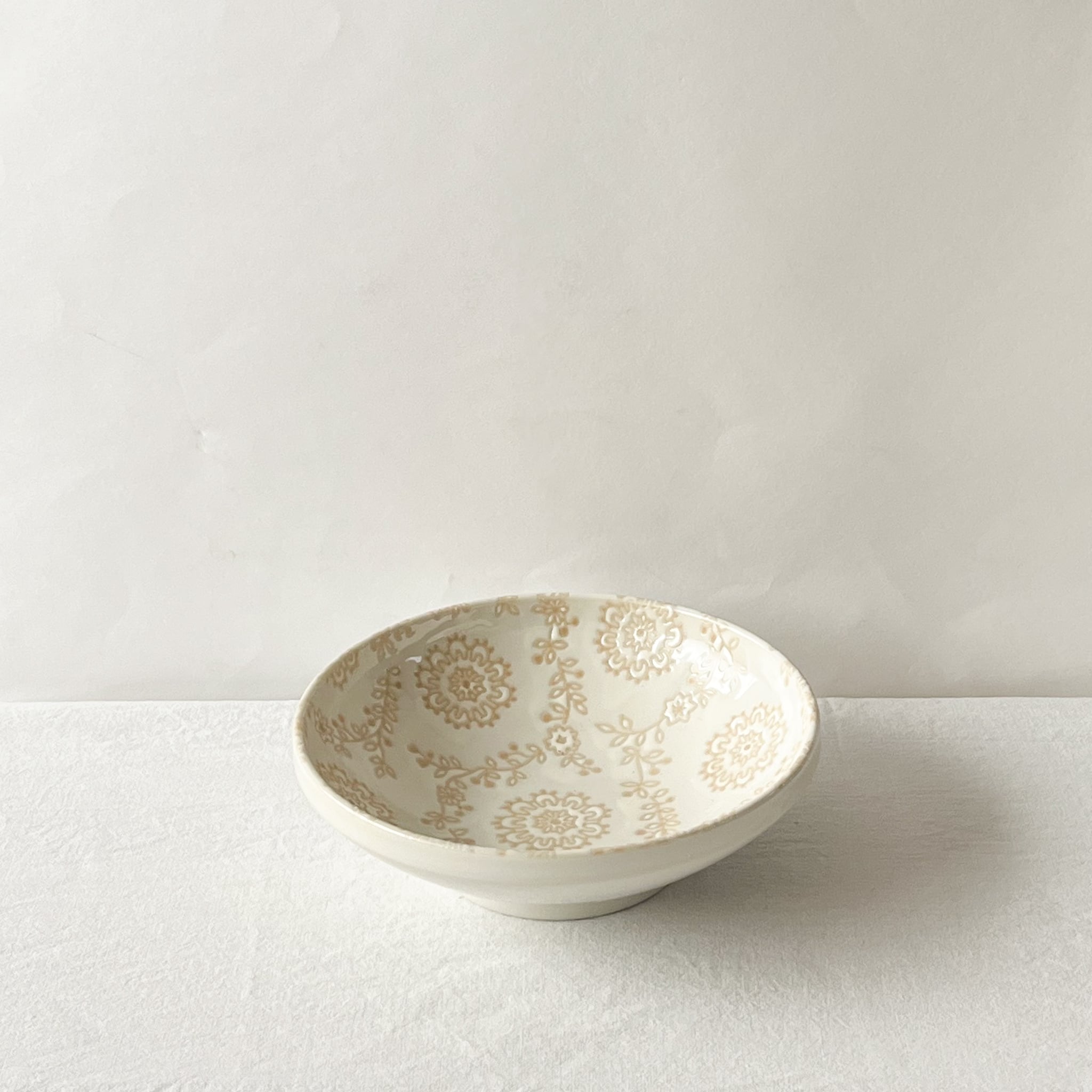 ロイヤルレース 中鉢【15.5cm】 | Kamani | 多治見で営む 美濃焼器の