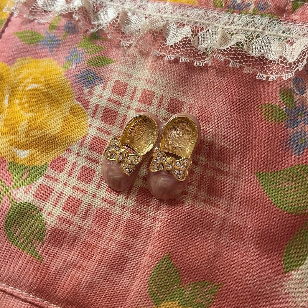 pink ribbon shoes brooch