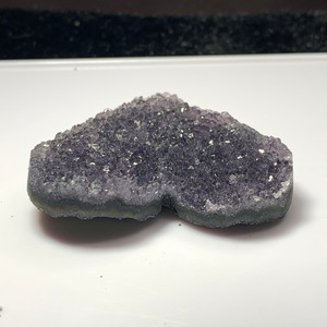 9.変わった色合いハートブラックアメジストクラスター