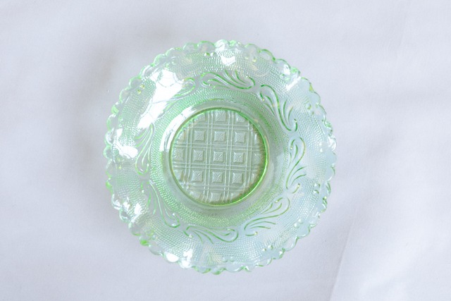 グリーンのひらひらプレスガラス皿｜14cm