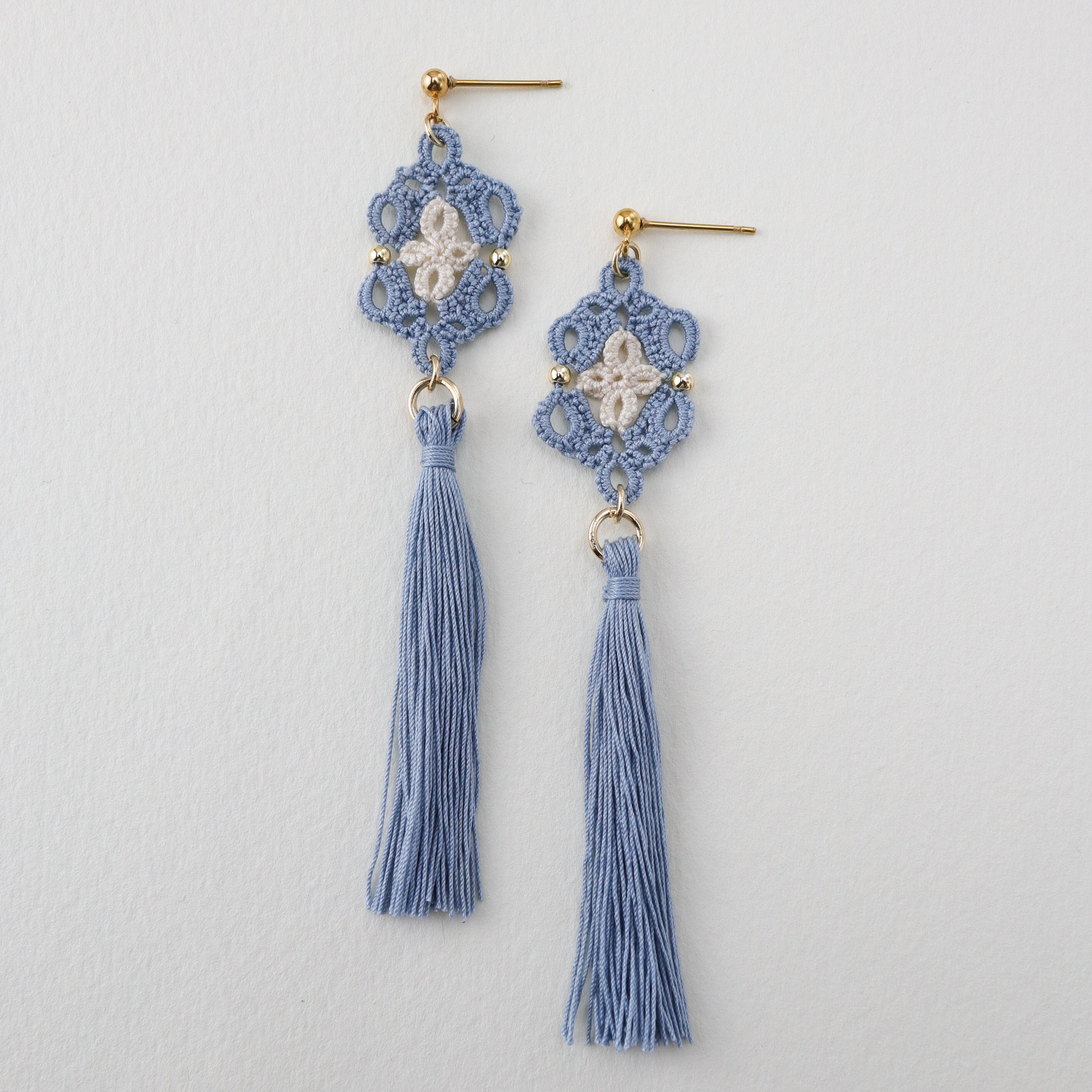 タティングレースとビーズのピアス Crest＜クレスト＞Dusty blue ※イヤリングに変更可