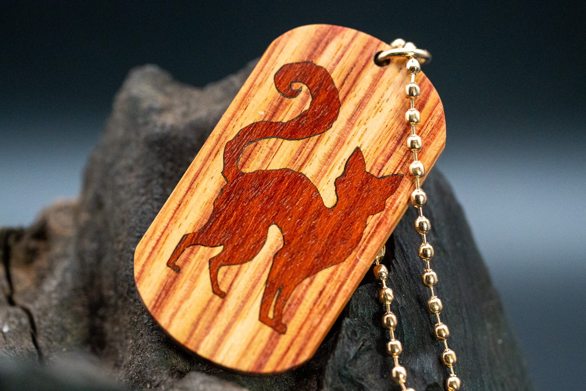 【 木材の女王】チューリップウッド ドッグタグ 象嵌 探る視線