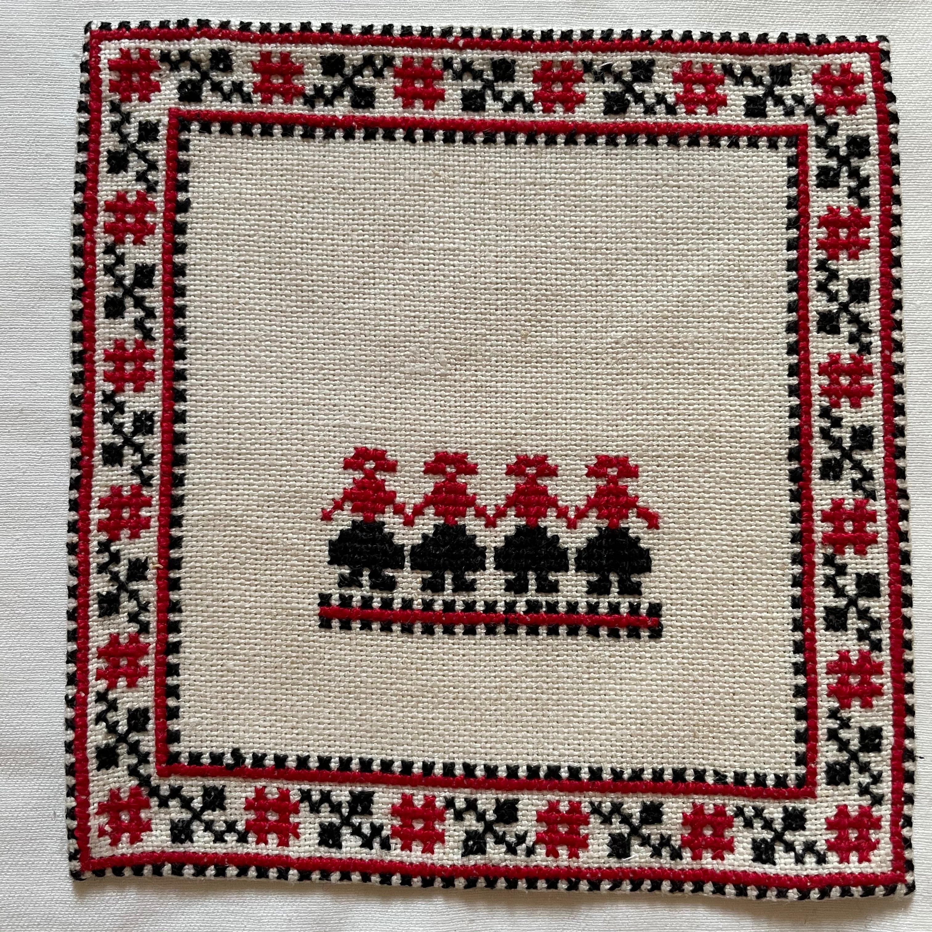 赤と黒のクロスステッチの布