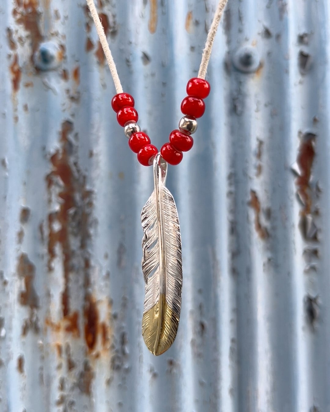 go82 先金特大フェザー ホワイトハーツ、ビーズ革紐カスタム