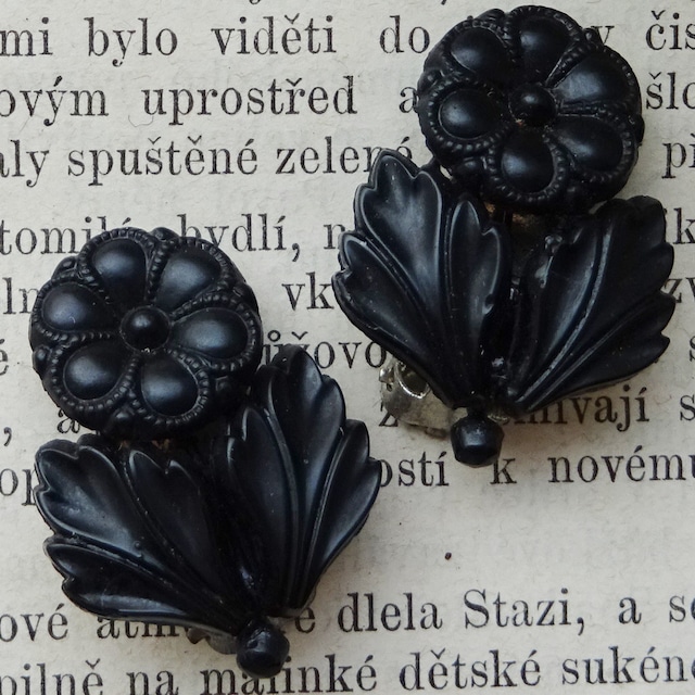 チェコスロバキア ジェットガラス お花のイヤリング