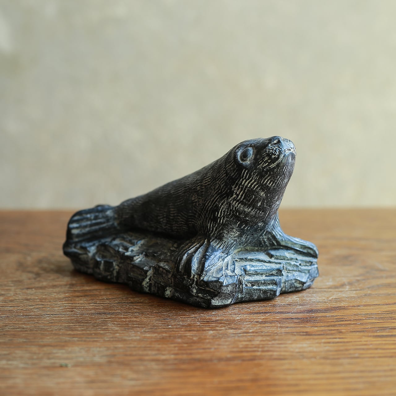 カナダから届いた、空を見上げるソープストーンのアザラシ | 木と、輝