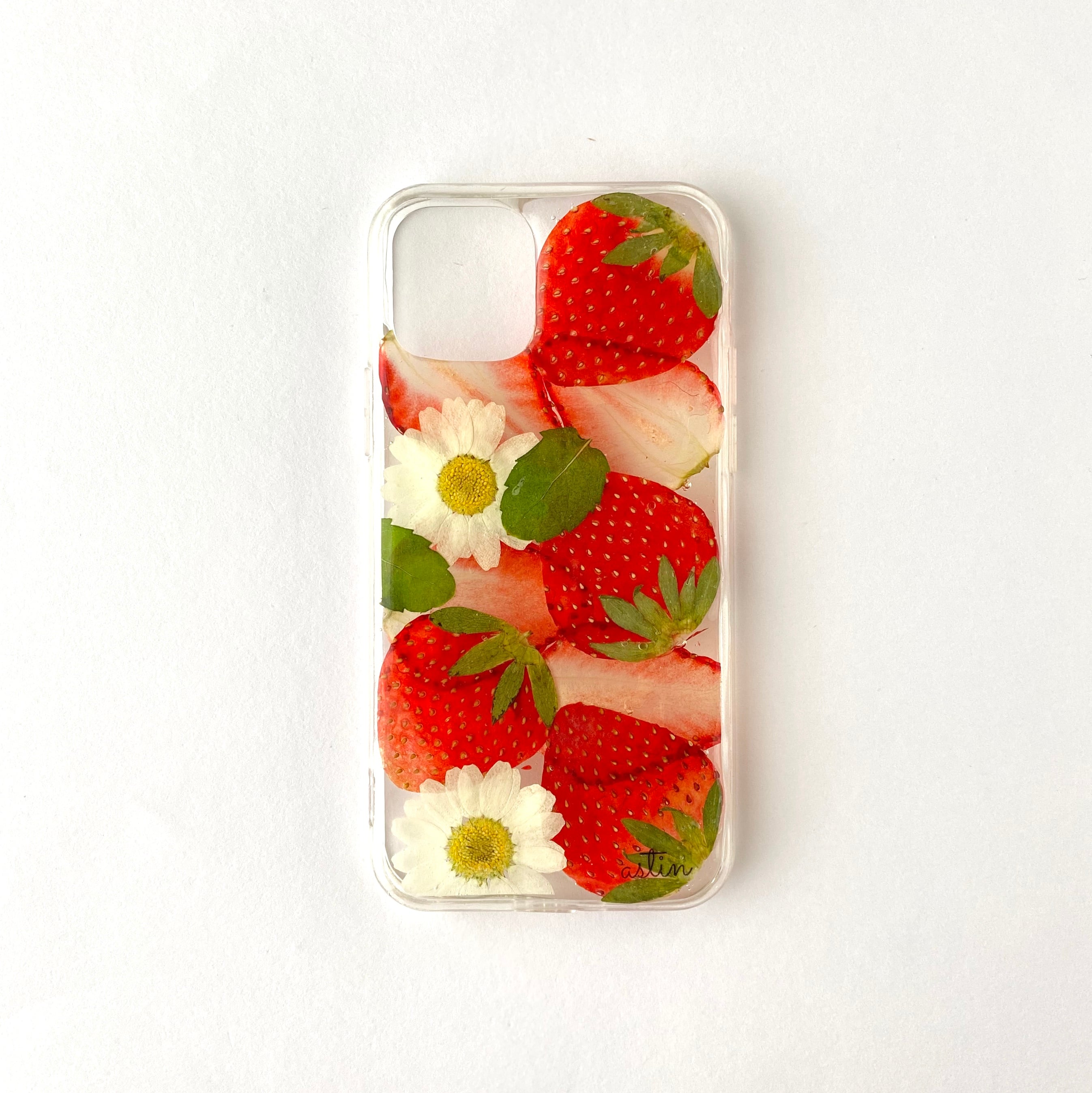 13.いちご狩り気分 のスマホケース | astin muhler | 押し花・押し