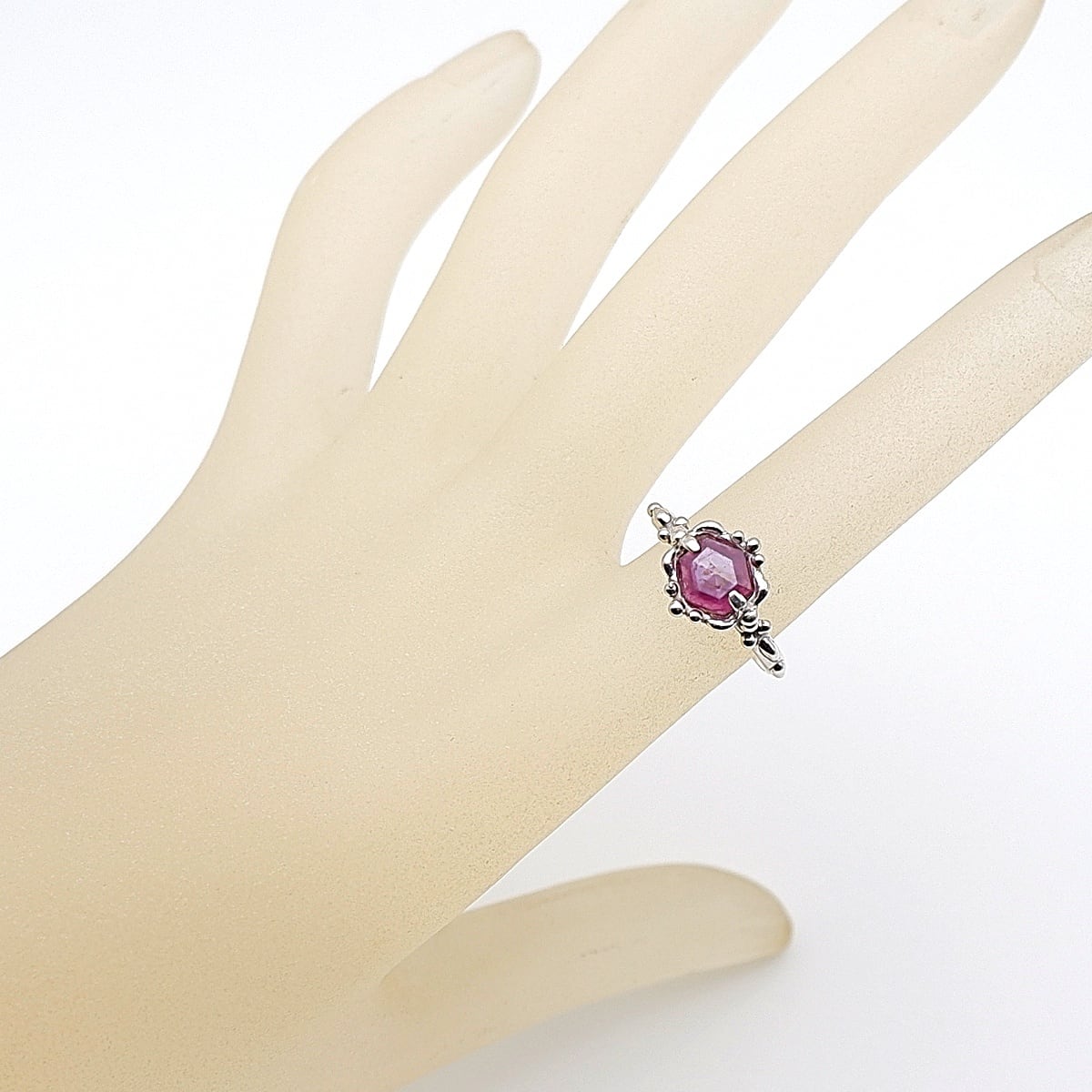 ルビーの粒飾りリング 12号 ～落ち着いた大人の輝き～ 天然石