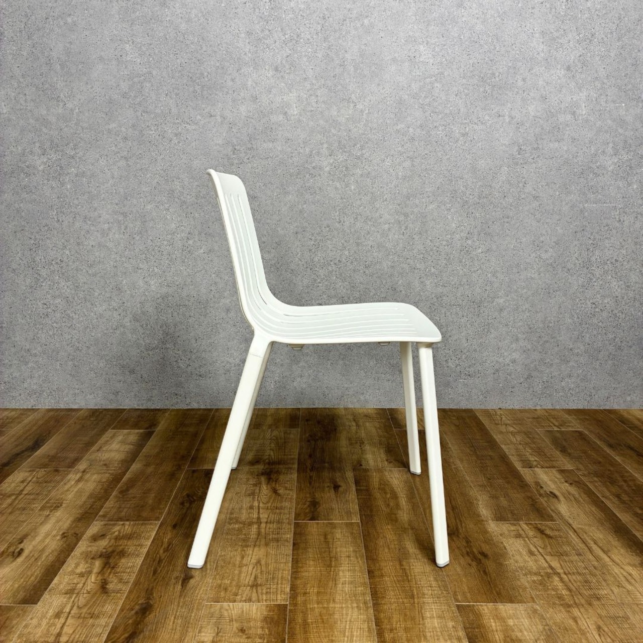 【展示品】MAGIS PLATO CHAIR white マジス プラート チェア ホワイト スタッキング可能 屋外使用可能 ダイニングチェア ガーデンチェア デザイナーズ家具 ホワイト系【送料無料】